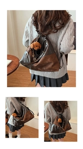 Détail du sac cabas vintage avec coutures contrastées et charme d'ours sur mannequin