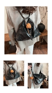 Vues détaillées d'un sac cabas triangle en cuir noir avec un pendentif ours brun