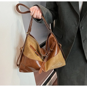 Détail du grand sac cabas bicolore avec bandoulière réglable et texture rétro élégante