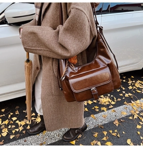 Sac fourre-tout vintage marron en cuir PU avec poche à boucle et charm ours mignon
