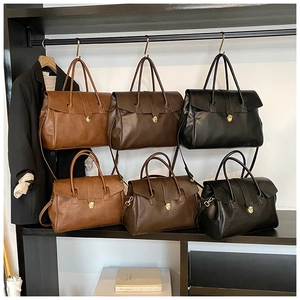 Vista detallada de tres colores clásicos para bolsos tote grandes de cuero vintage