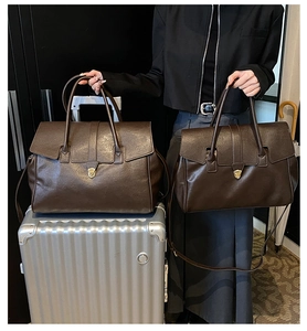 Comparación detallada de dos bolsos tote de cuero marrón oscuro en tamaños grande y pequeño