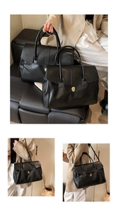 Detalle de dos bolsos tote de cuero negro con cierres giratorios triangulares dorados
