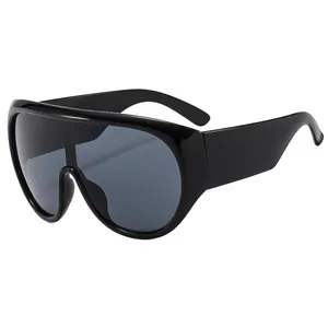 Occhiali da sole sportivi oversize con montatura nera lucida e lenti grigie scure