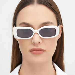 Modische weiße rechteckige Sonnenbrille mit dunklen Gläsern, getragen von einem Model
