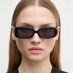 Modische schwarze quadratische Sonnenbrille für Damen im minimalistischen Vintage-Stil