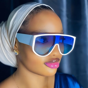 Modische Oversized-Sonnenbrille mit weißem Rahmen und blauen Verlaufsgläsern für Damen