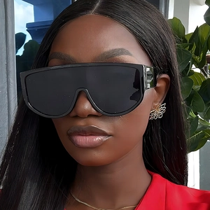Modische Oversize-Sonnenbrille mit flacher Oberseite, schwarzen Gläsern und Ohrringen