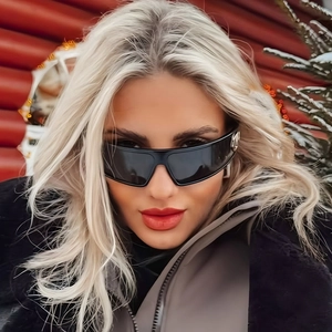 Nahaufnahme eines blonden Models mit schwarzer Oversize-Sport-Sonnenbrille