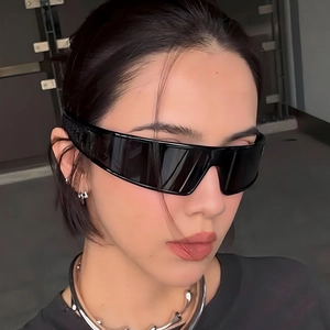Modische schwarze Wrap-Around-Oversize-Sonnenbrille mit elegantem Y2K-Cyberpunk-Design