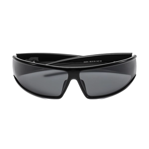 Makroaufnahme der schwarzen Sport-Sonnenbrille mit CE-Kennzeichnung und Größenangaben