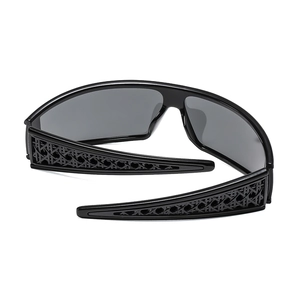 Detail der schwarzen Mode-Sonnenbrille mit aufwendigem Hohlweb-Muster an den Bügeln