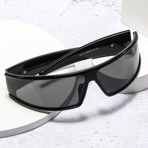 Detailansicht der schwarzen futuristischen Brille mit sichtbaren Spezifikationen