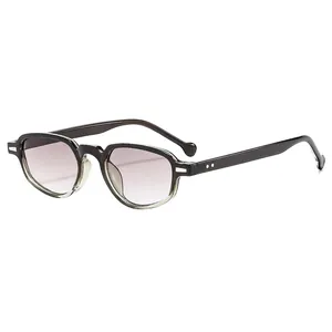 Occhiali da sole vintage rettangolari con montatura marrone scuro e lenti grigie sfumate
