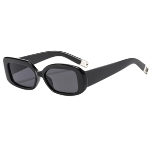 Moderne Vintage-Sonnenbrille mit schwarzem Kunststoffrahmen und silbernen Metallscharnieren