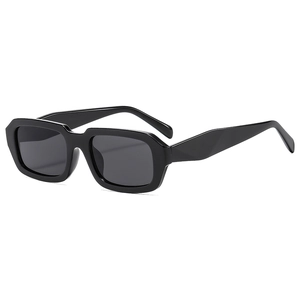 Klassische quadratische Retro-Sonnenbrille mit dickem schwarzem Rahmen und grauen Gläsern