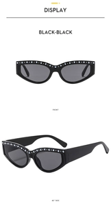 Detail der Cateye-Sonnenbrille mit weißen Perlen und Strass auf schwarzem Rahmen