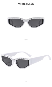 Detailansicht der weißen Sonnenbrille mit Strassverzierung und schwarzen Gläsern