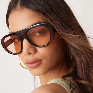 Lunettes de soleil aviateur oversize tendance avec monture sombre et verres orange