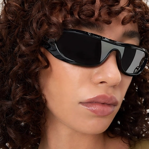Y2K sporty wraparound black sunglasses for men and women with chunky glossy frame