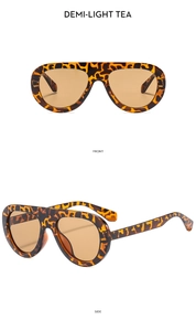 Vues de face et de côté de lunettes aviateur thé clair avec monture léopard