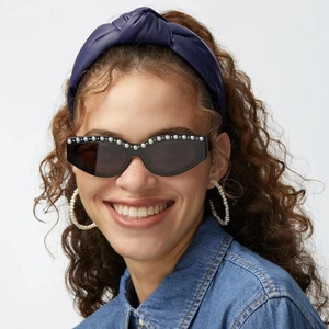 Modische Damen Sonnenbrille mit Perlenbesatz und passendem blauem Leder Stirnband
