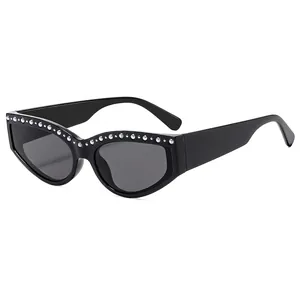 Modische schwarze Cat-Eye Sonnenbrille für Damen mit eleganten Strasssteinen am Brauenrand