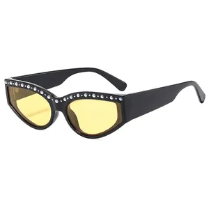 Modische Cat-Eye Sonnenbrille mit schwarzem Rahmen, gelben Gläsern und Strass-Besatz
