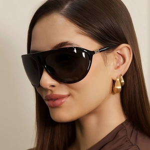 Lunettes de soleil aviateur chic avec monture noire brillante et détails dorés