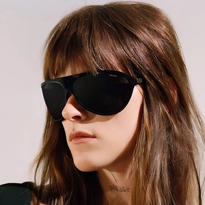 Vue latérale de lunettes aviateur noires avec monture mate de marque et verres plats