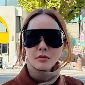 Lunettes de soleil oversize tendance avec verres noirs intégrés pour femmes modernes