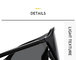 Gros plan des lunettes de soleil noires montrant la charnière texturée et la branche large