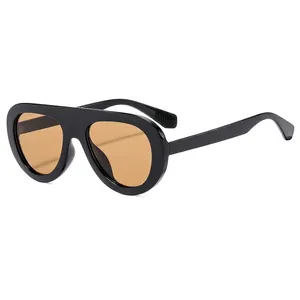 Lunettes de soleil oversize tendance avec monture noire et verres teintés jaunes