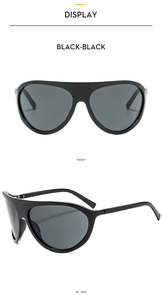 Vues de face et de profil à 45 degrés de lunettes de soleil aviateur noires oversize