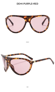 Vues de face et de côté de lunettes de soleil écaillées violettes avec verres roses