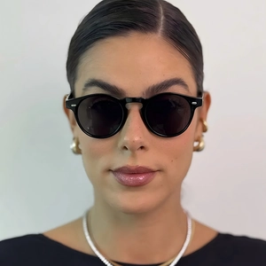 Klassische Retro-Sonnenbrille in Schwarz mit Nieten und UV-Schutz-Gläsern