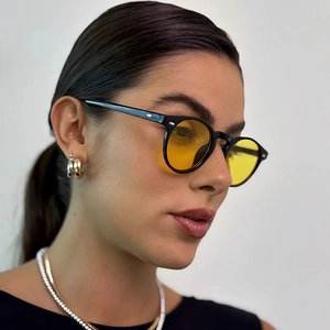 Retro-Sonnenbrille mit rundem schwarzen Rahmen, gelben Gläsern und silbernen Nieten