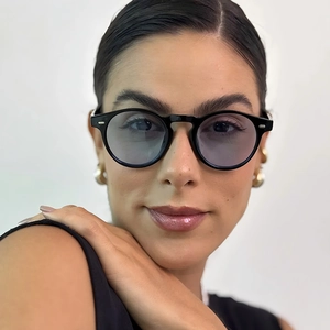 Retro-Sonnenbrille in glänzendem Schwarz mit Silberdetails und blaugrauen Gläsern