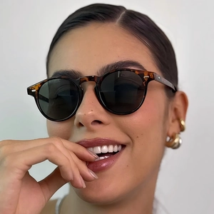 Retro Runde Sonnenbrille UV400 Schutz PC Rahmen Mode Metallnieten Brillen Für Damen Outdoor Reisen Streetwear