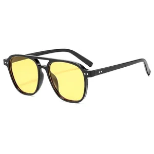Lunettes de soleil aviateur à double pont avec monture noire et verres jaunes tendance