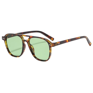Lunettes aviateur classiques en écaille avec verres vert clair et rivets argentés