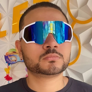 Occhiali da sole sportivi unisex da ciclismo con montatura bianca e lenti blu riflettenti