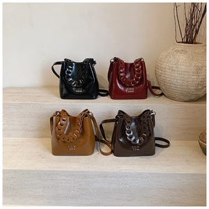 Détails de sacs seaux rétro en quatre couleurs avec chaînes épaisses et texture cuir
