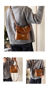 Vue détaillée du sac seau en cuir brillant marron avec poignée chaîne et logo imprimé