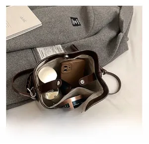 Vue intérieure du sac seau marron montrant le compartiment et la poche zippée
