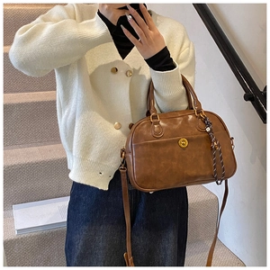 Brown retro leather tote bag featuring adjustable shoulder straps and metal buckle