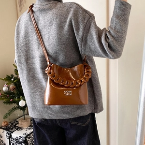 Sac seau en cuir ciré marron avec bandoulière chaîne et imprimé lettre argentée