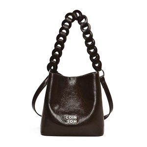 Sac seau en cuir ciré marron foncé avec anse en chaîne et logo métallique argenté