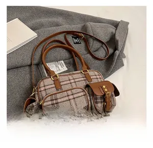 Détails du sac à main vintage à carreaux avec finitions en cuir brun et fermoirs en métal