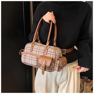 Détails du sac cabas vintage à carreaux avec poignées en cuir et poches extérieures